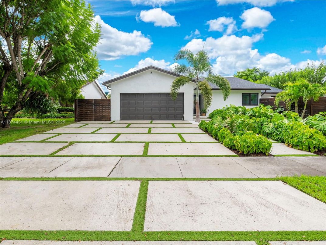 Attached, Exterior, Facade, Ranch