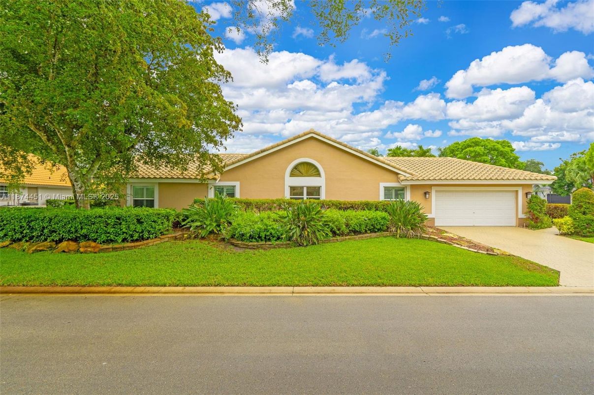 Attached, Exterior, Facade, Ranch