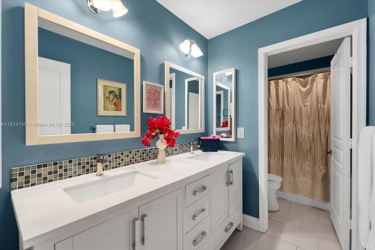 Bathroom, Dual Sink Vanities, Interior