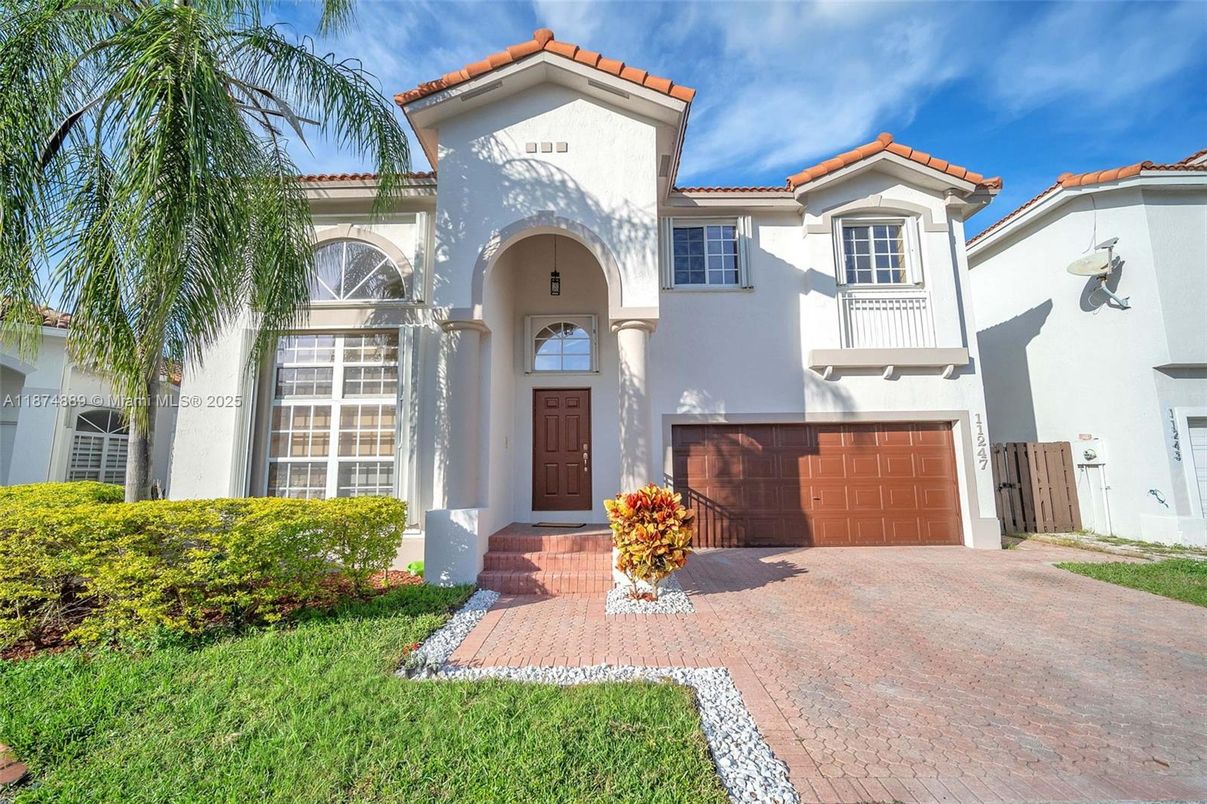 Attached, Exterior, Facade, Spanish Mediterranean