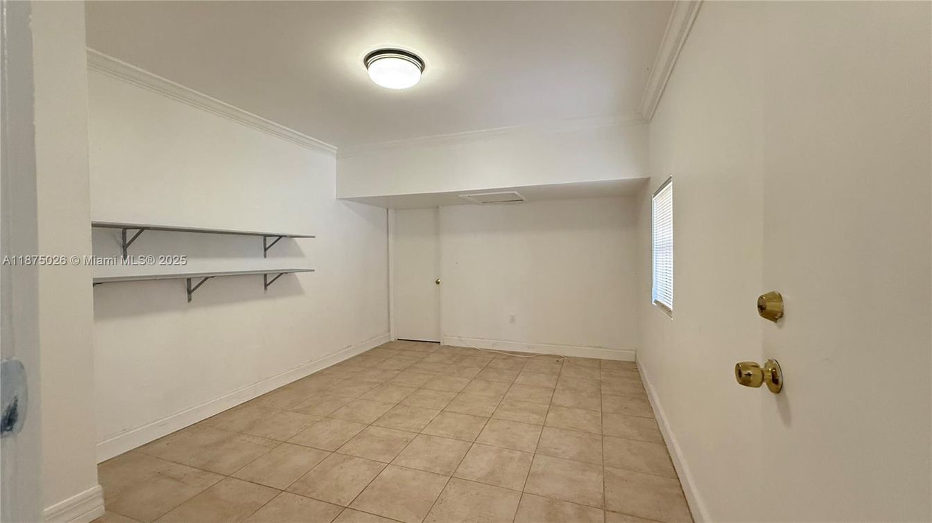 Empty room, Interior, Walk-in Closets