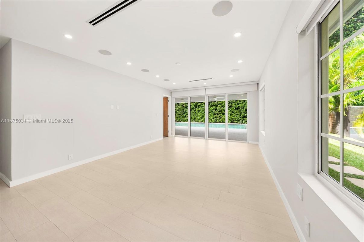 Empty room, Interior, Recessed Lighting