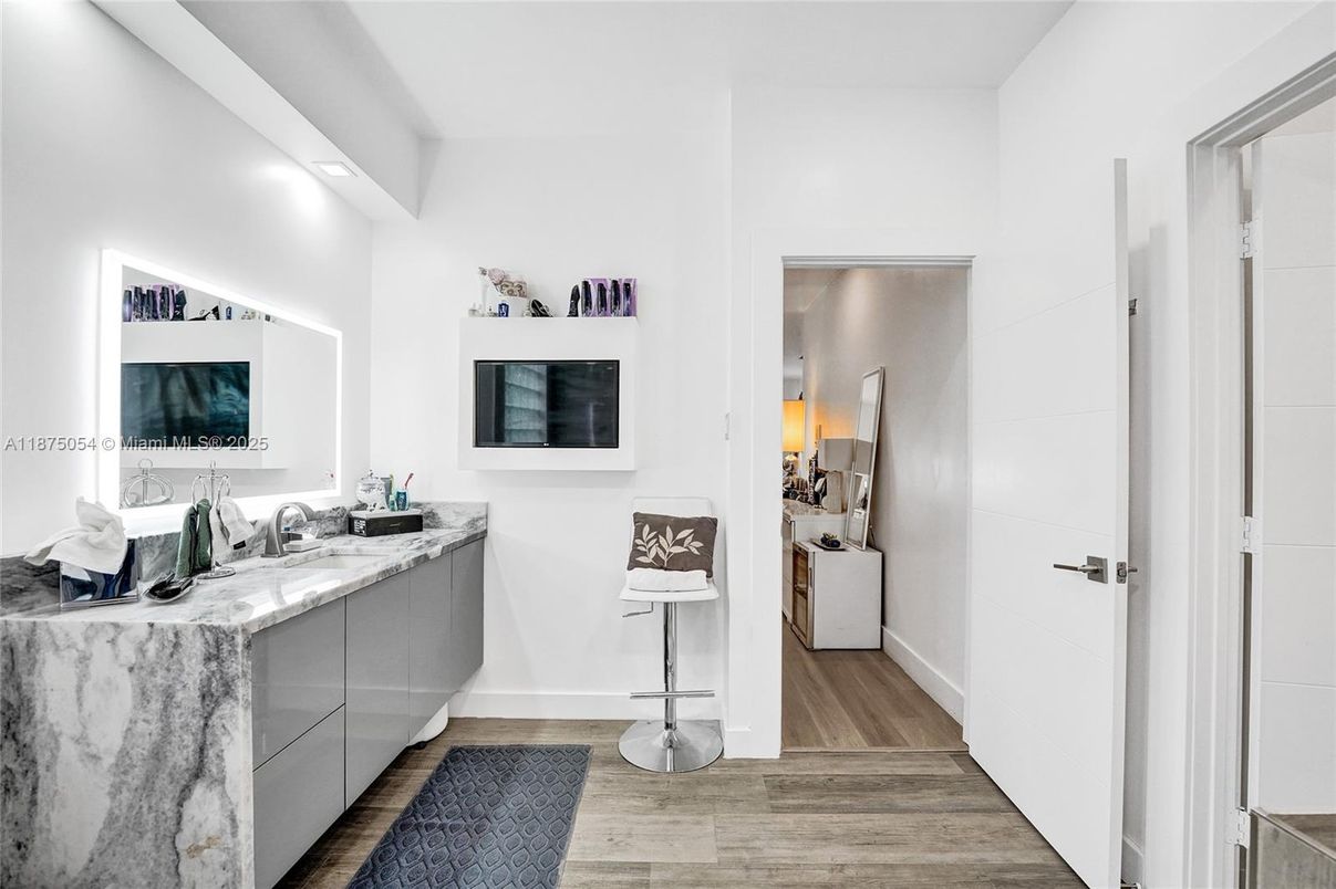 Interior, Recessed Lighting, Wood Texture Flooring