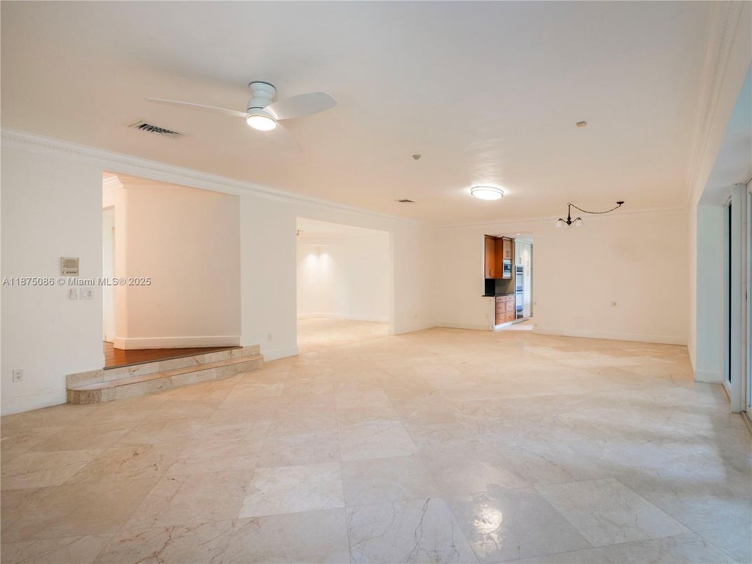 Empty room, Interior