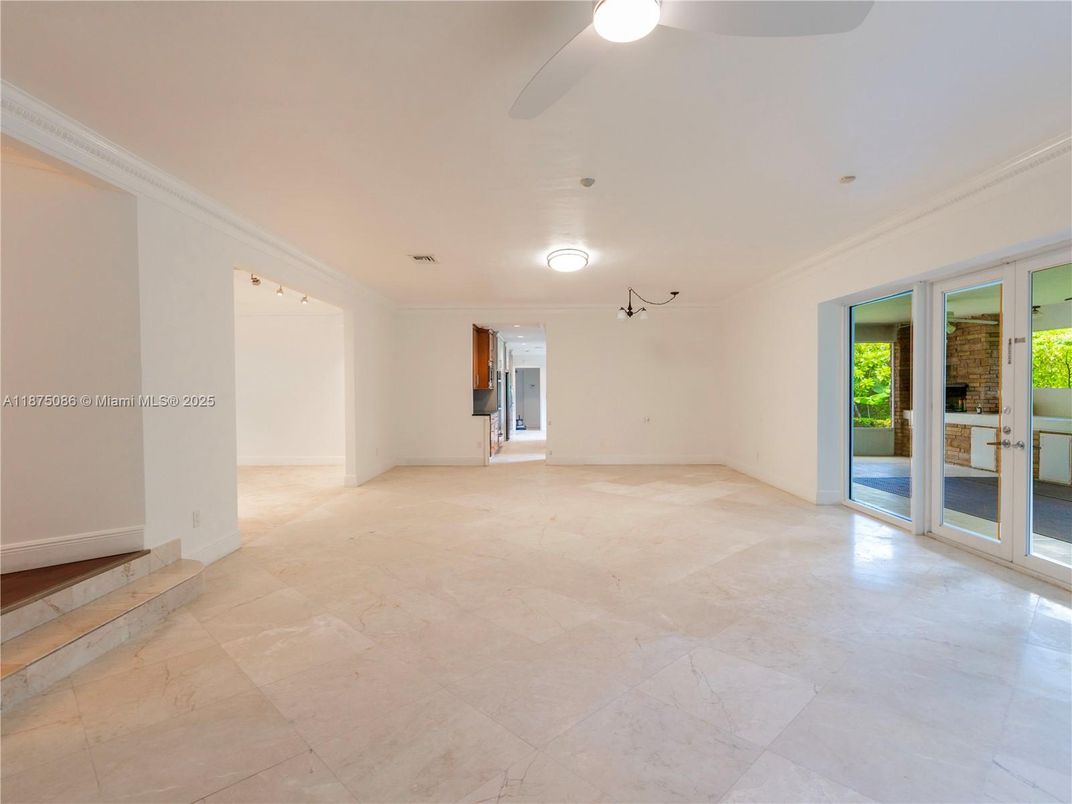 Empty room, Interior