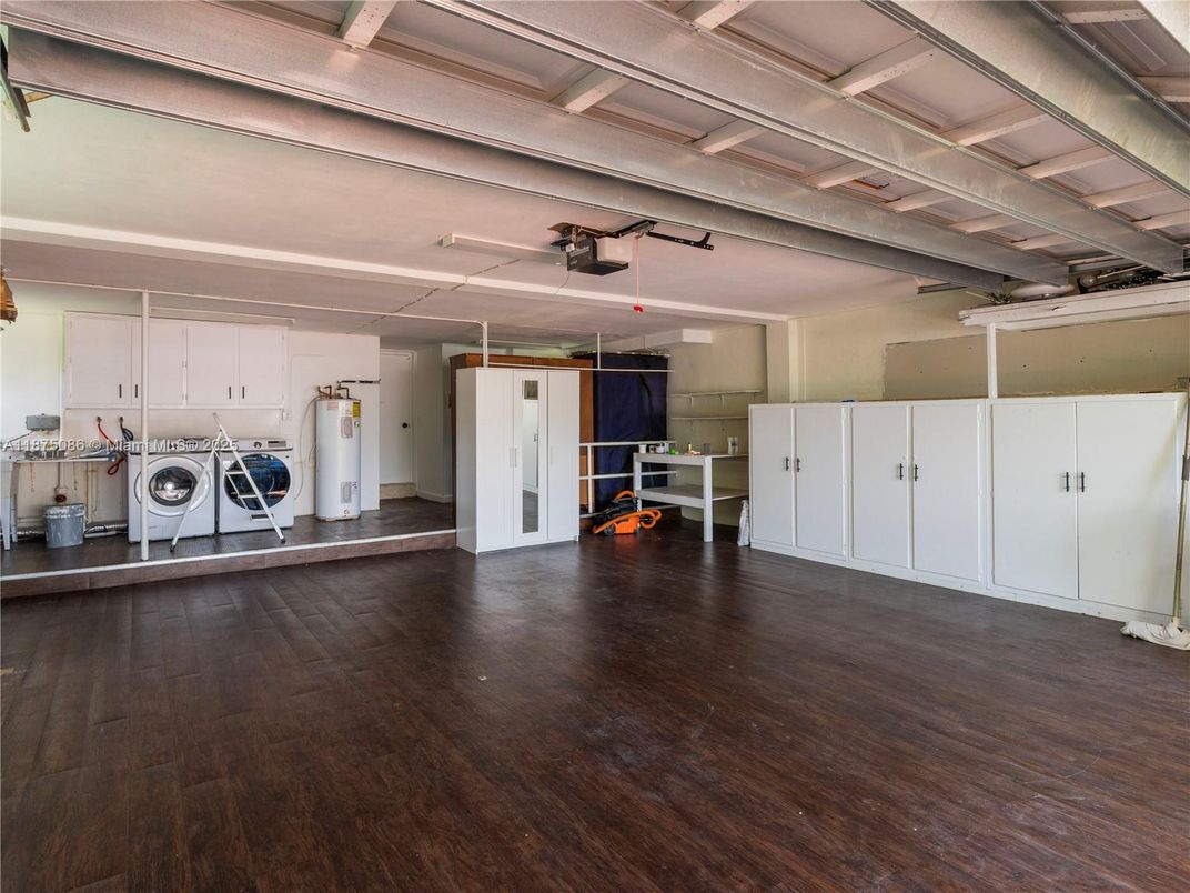 Garage, Interior, Washer, Wood Texture Flooring