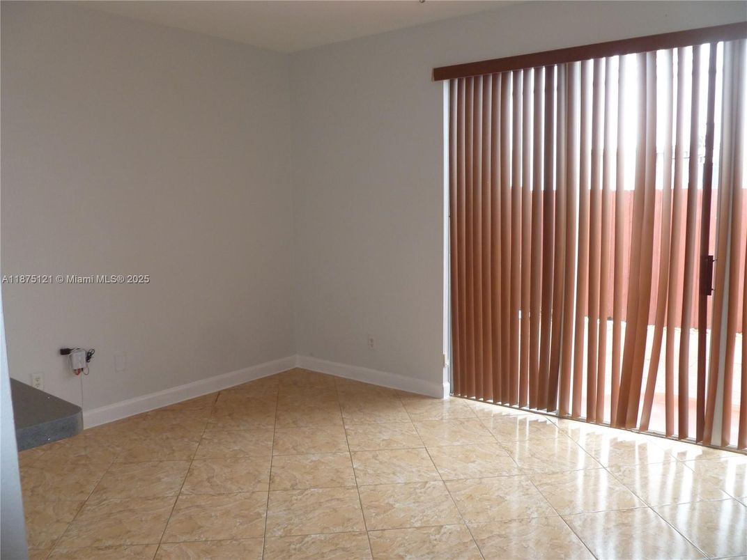 Empty room, Interior