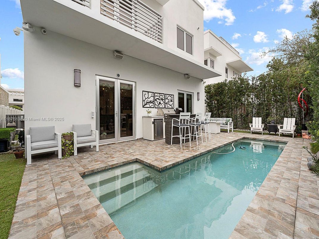 Exterior, Outdoor Kitchen, Pool