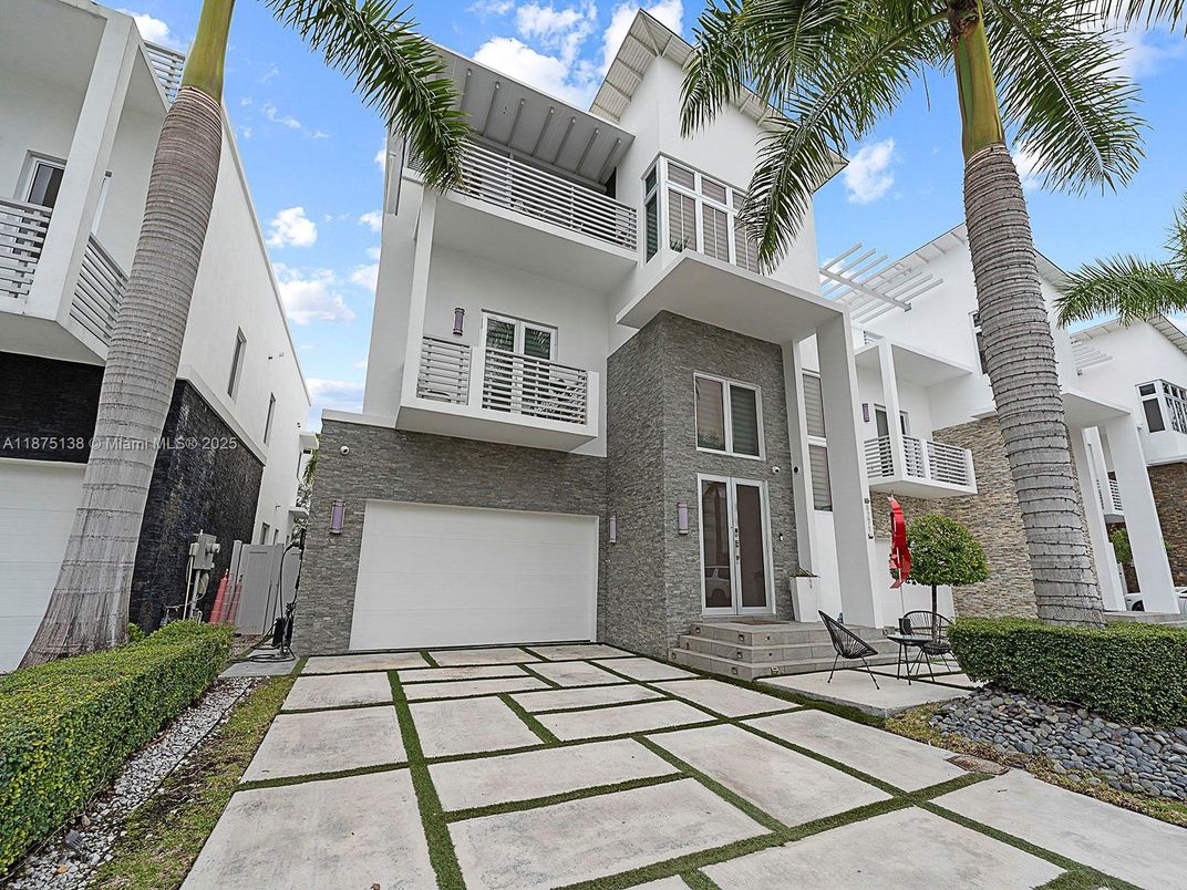 Attached, Exterior, Facade, Modern