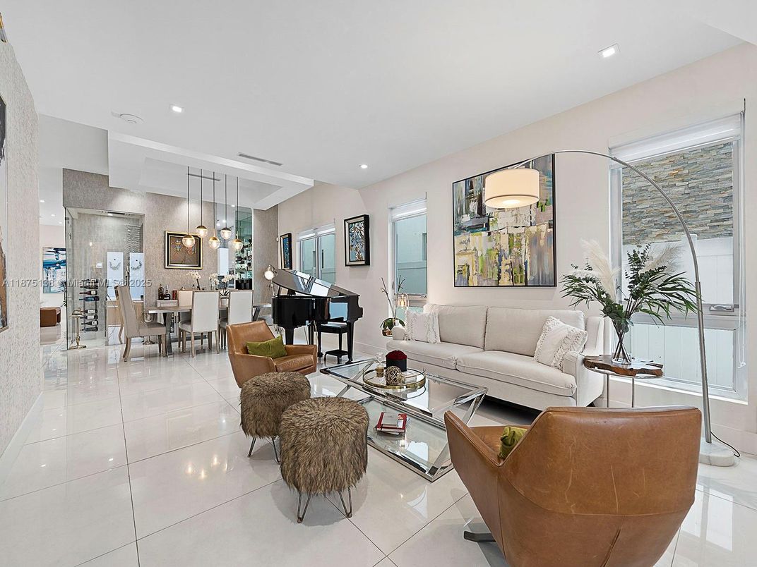 Dining room, Interior, Living room, Pendant Lights, Piano, Recessed Lighting