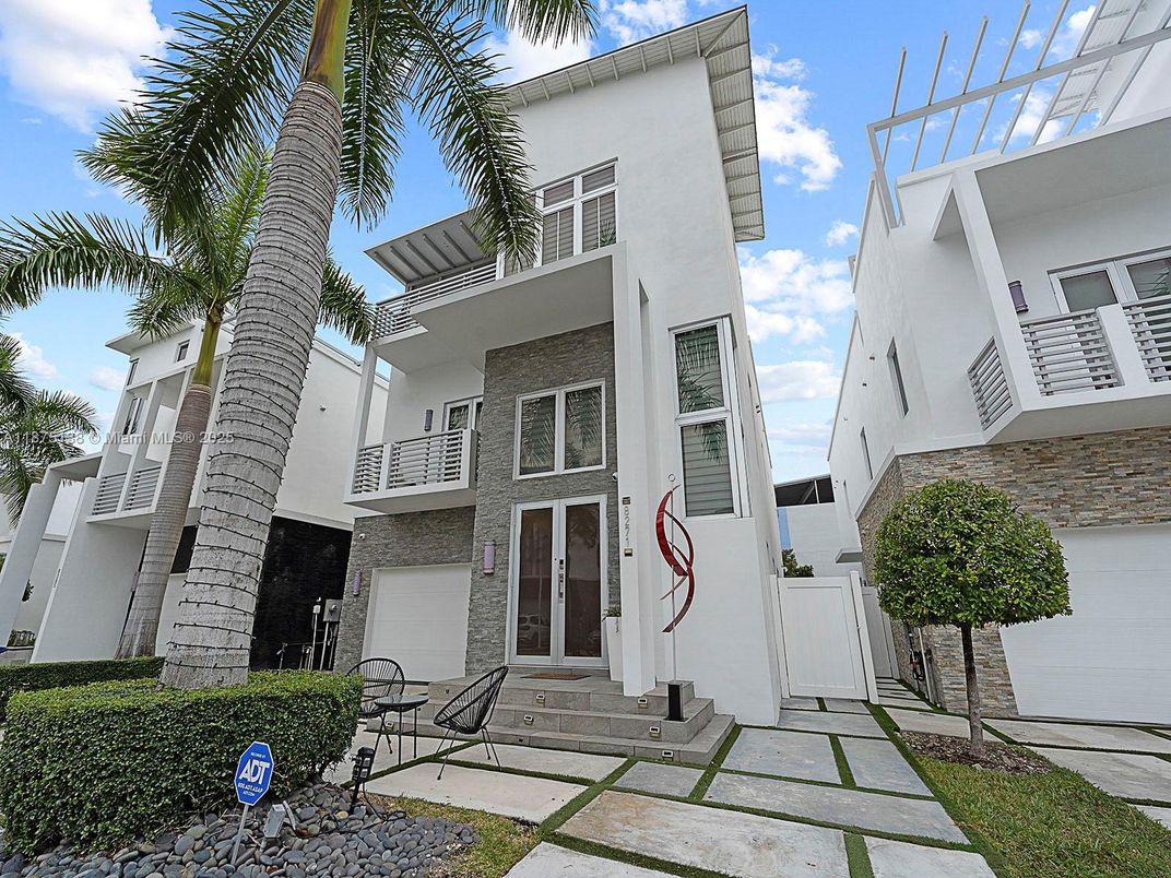 Exterior, Facade, Modern