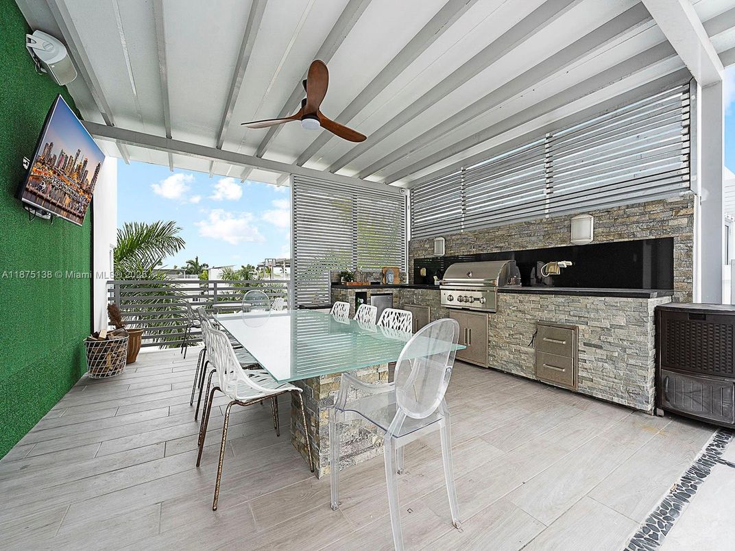 Exterior, Outdoor Kitchen