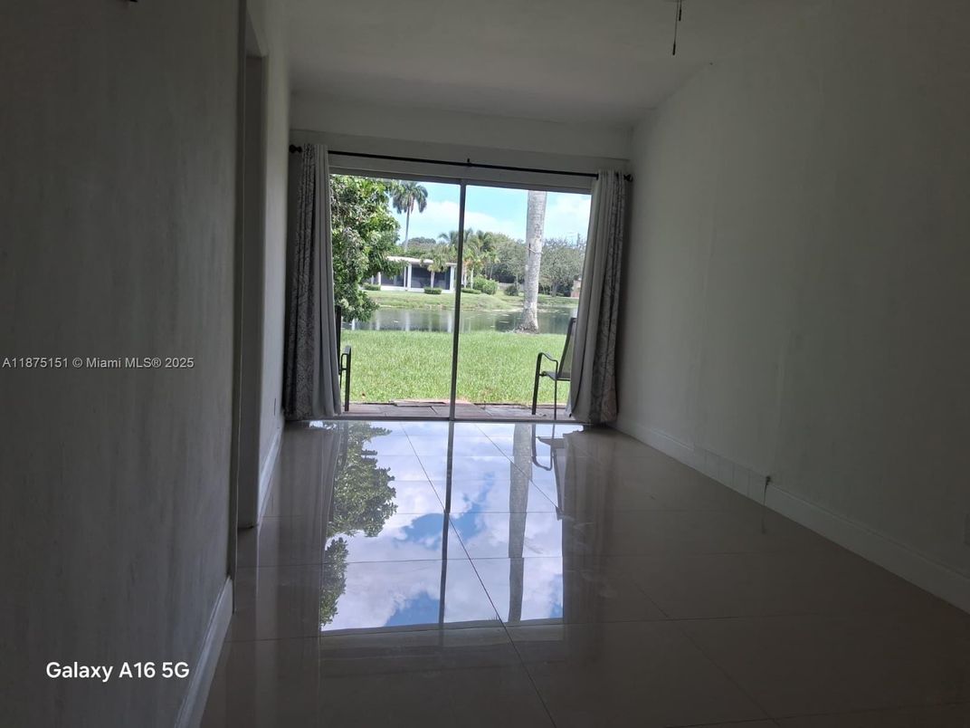 Empty room, Interior