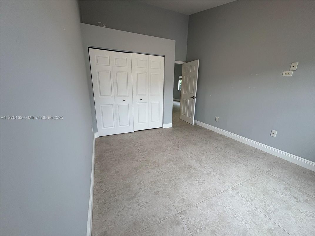 Empty room, Interior