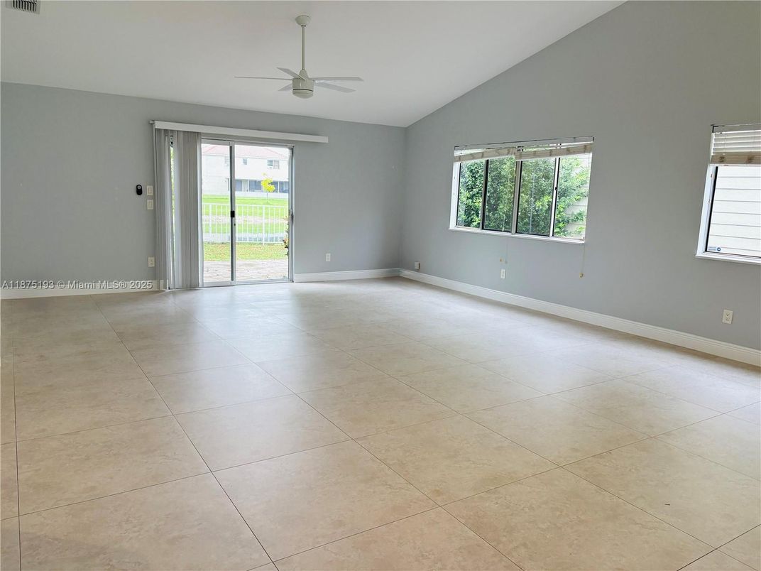 Empty room, Interior