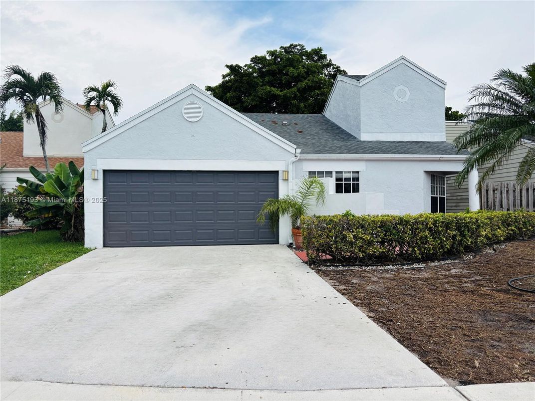 Attached, Exterior, Facade, Ranch