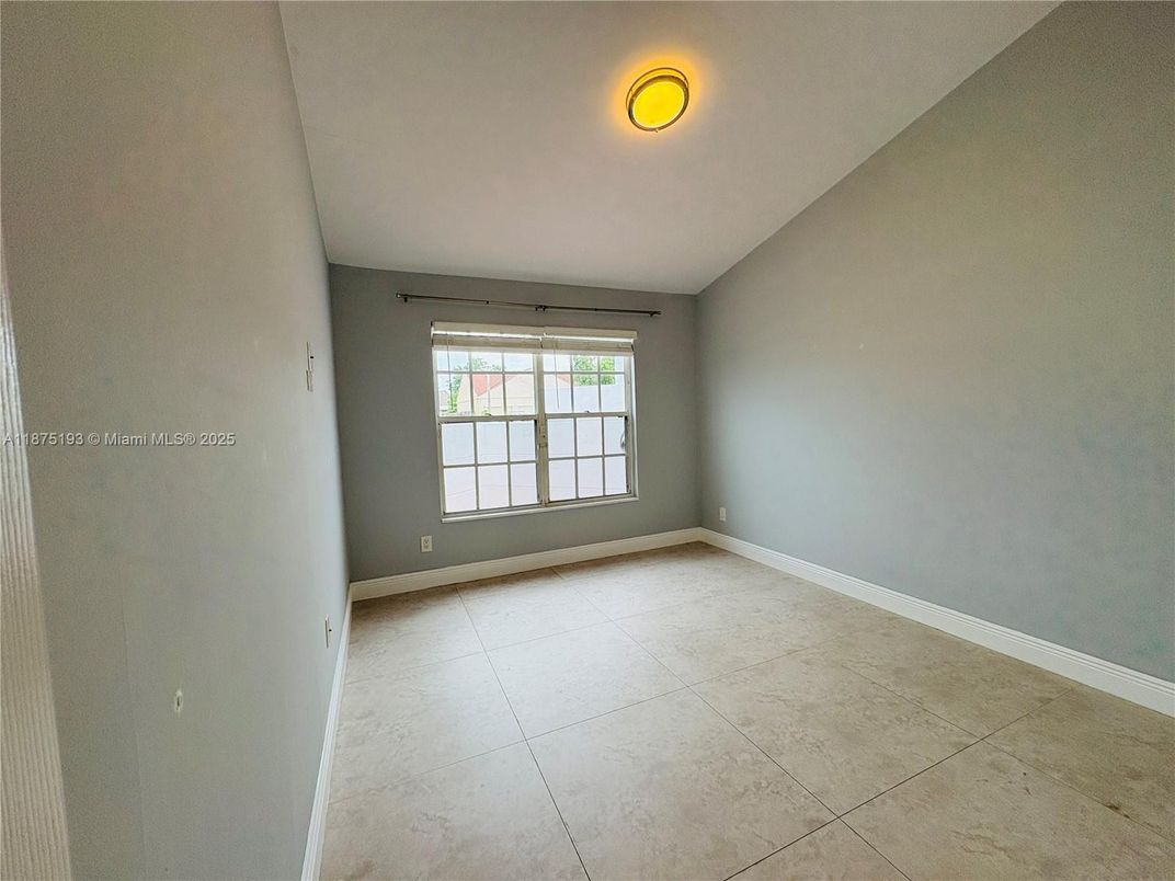 Empty room, Interior