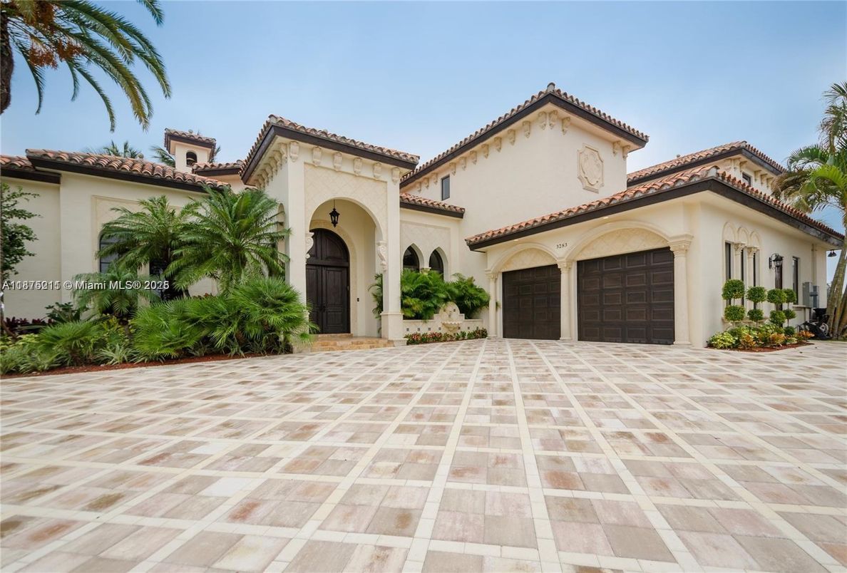 Attached, Exterior, Facade, Mediterranean