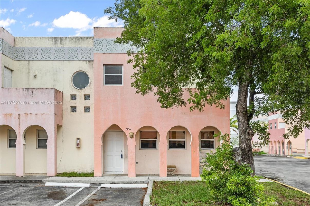 Exterior, Facade, Spanish Mediterranean