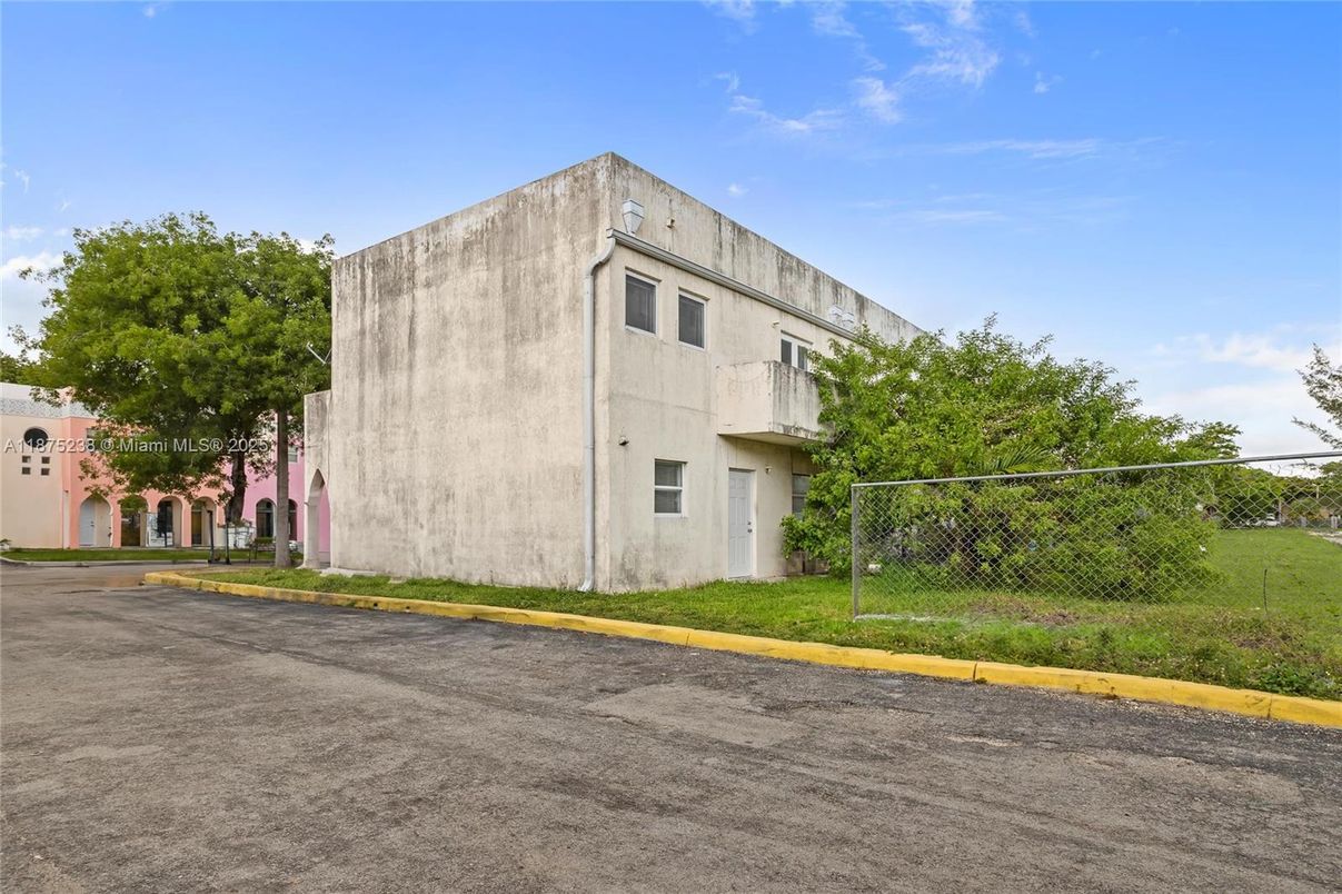 Exterior, Facade, None