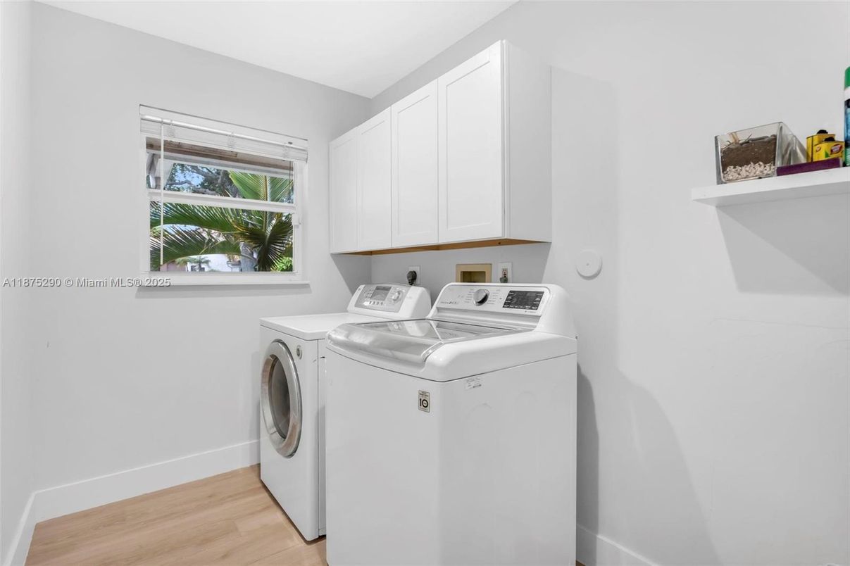 Interior, Washer, Wood Texture Flooring