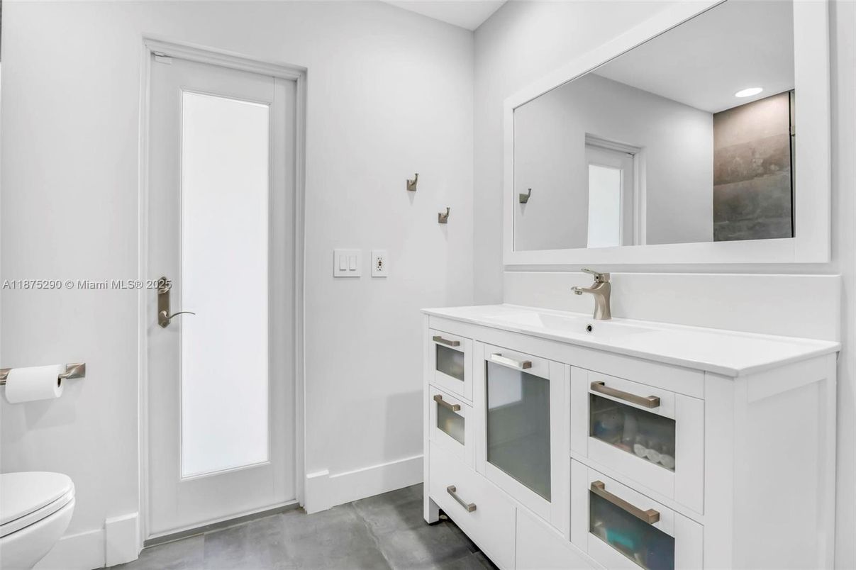 Bathroom, Interior, Recessed Lighting