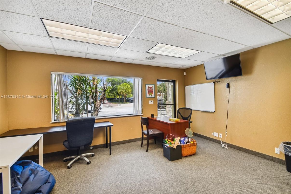 Home Office, Interior