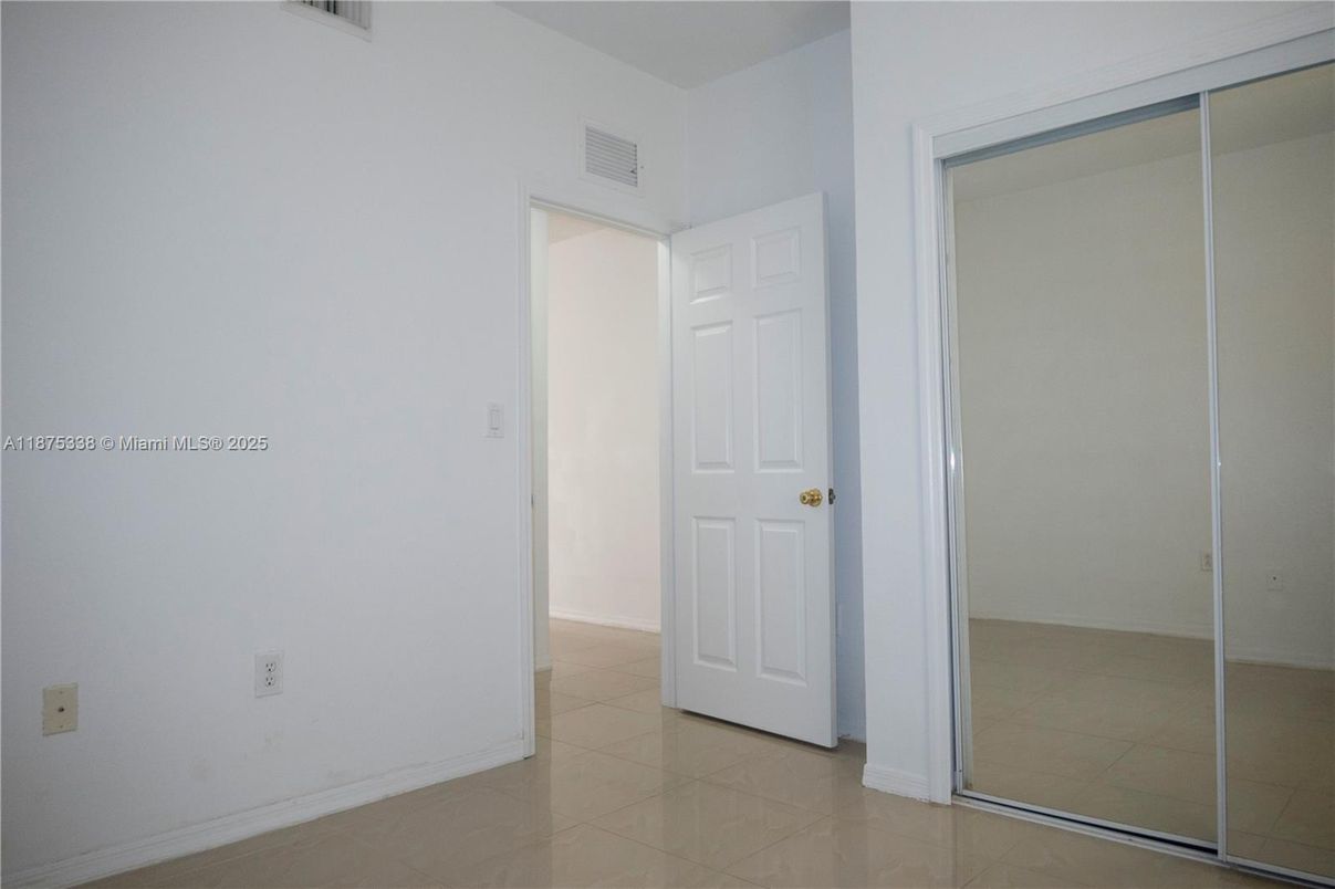Empty room, Interior