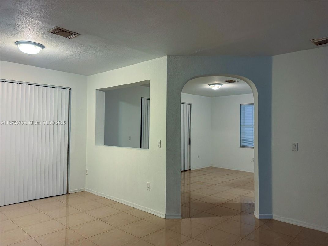Empty room, Interior