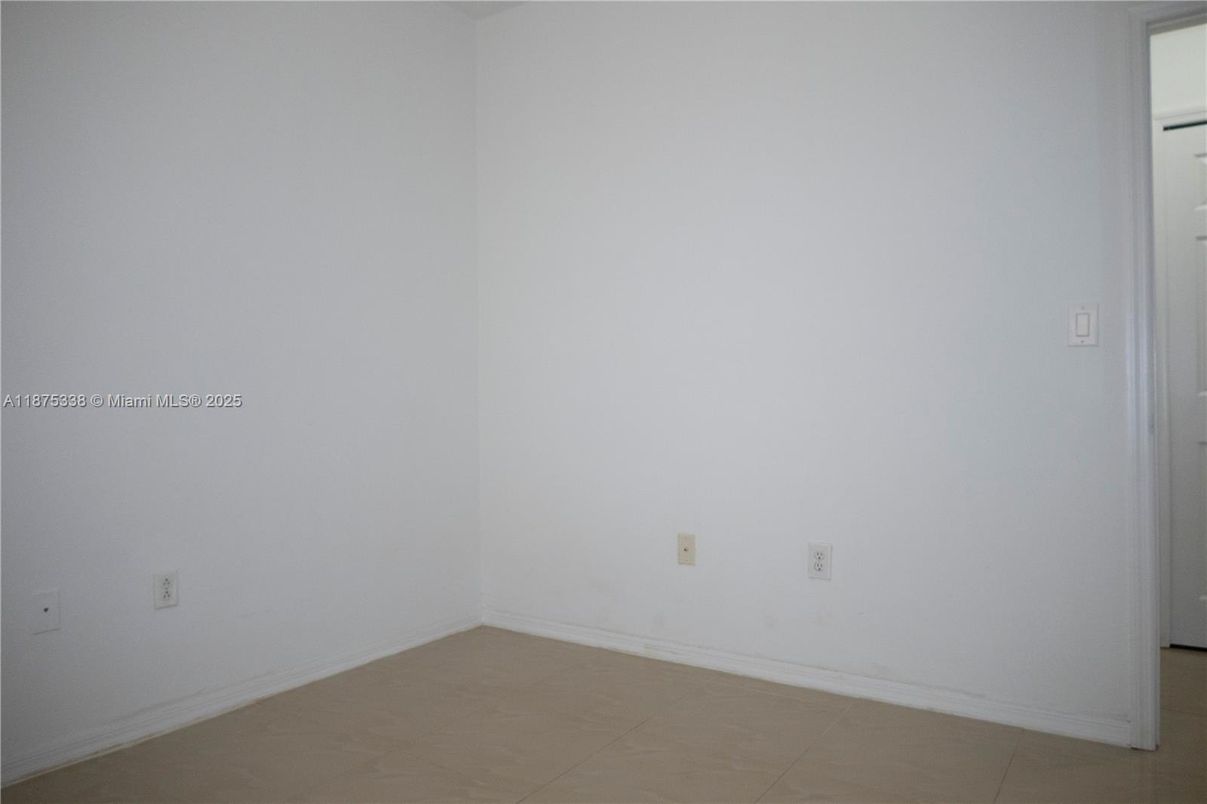Empty room, Interior