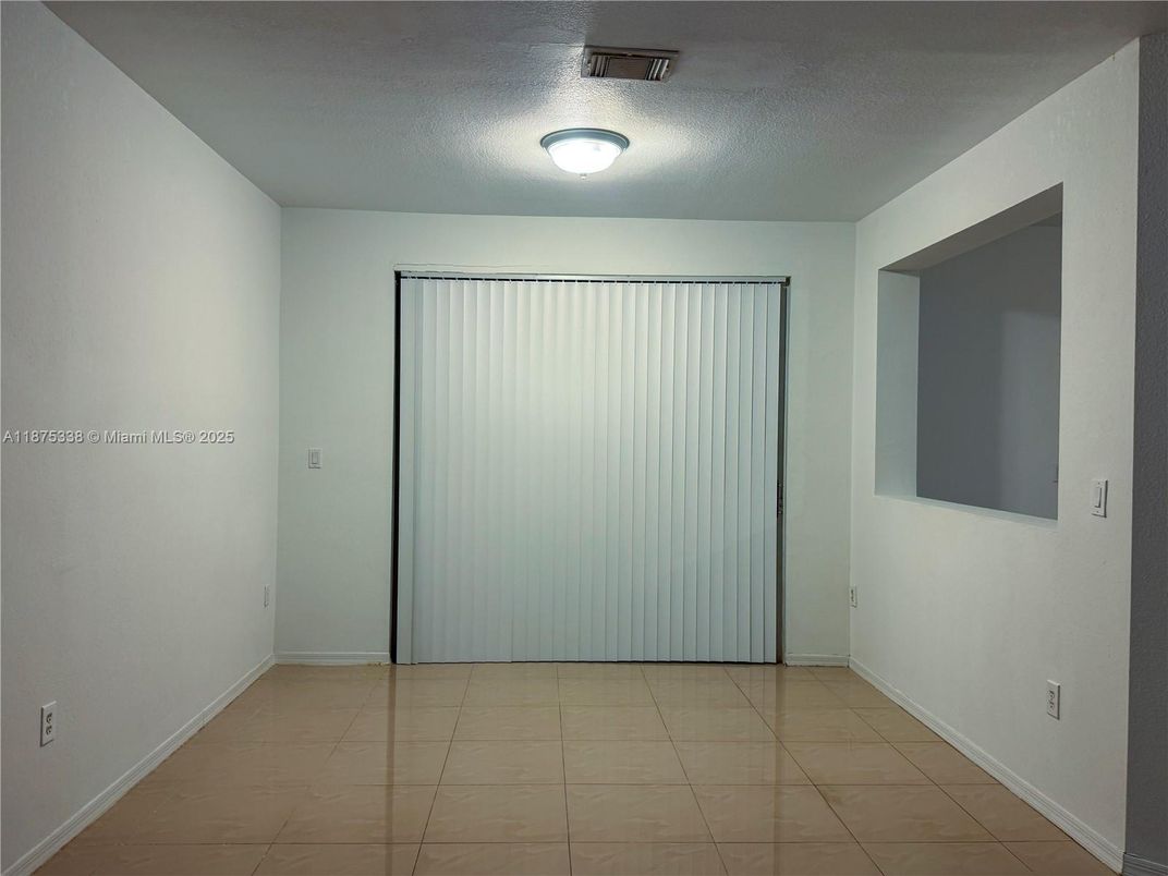 Empty room, Interior
