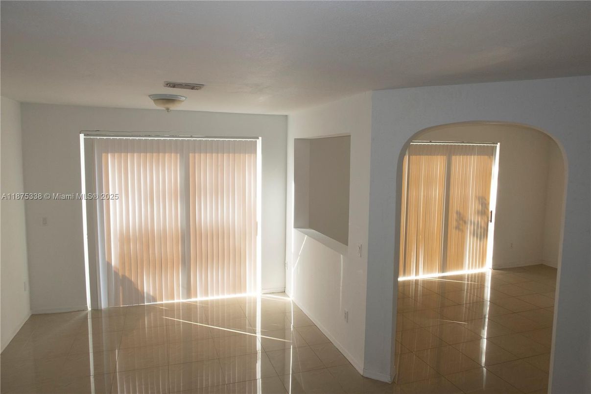 Empty room, Interior