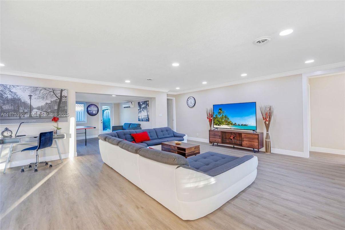 Interior, Living room, Recessed Lighting, Wood Texture Flooring