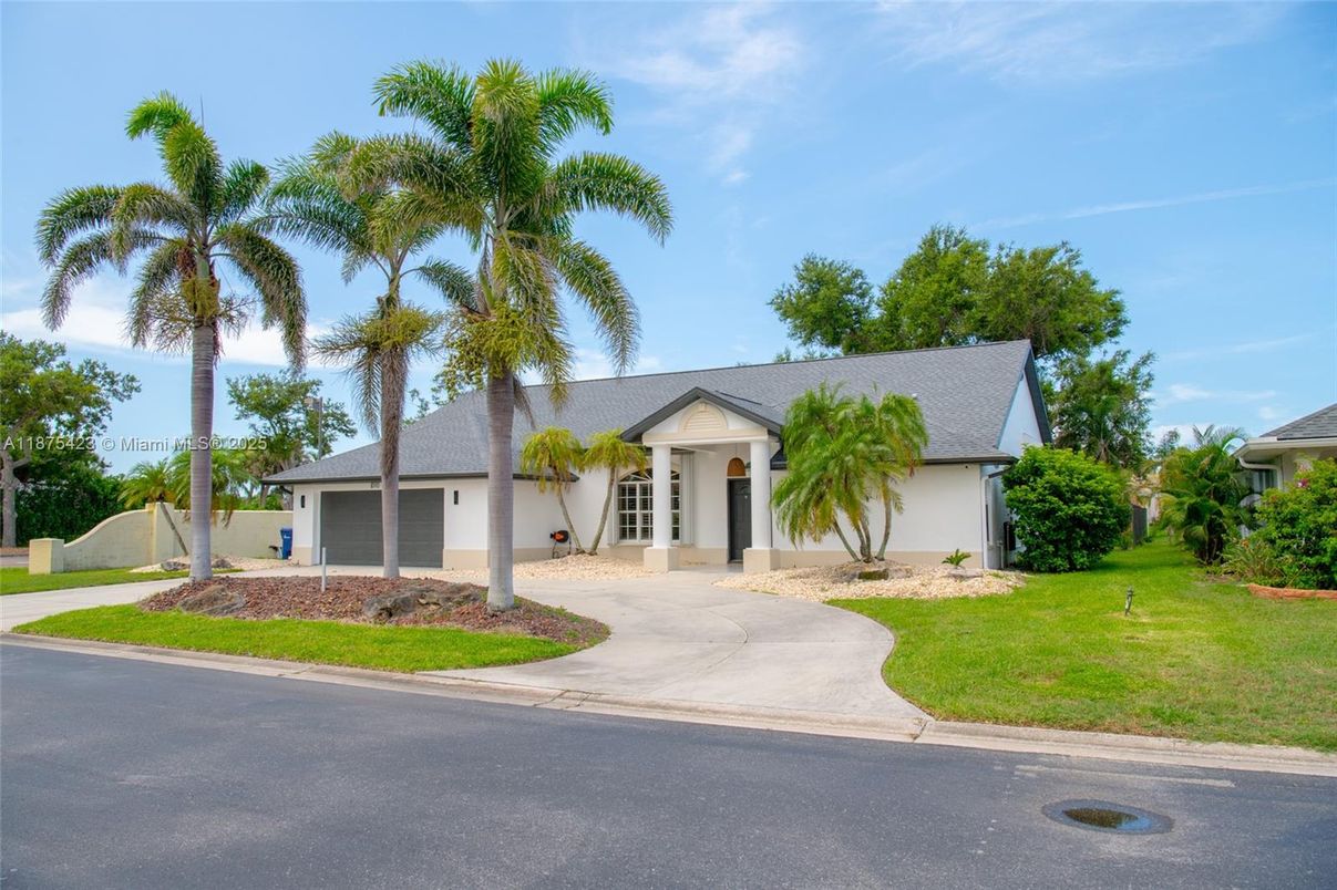 Attached, Exterior, Facade, Ranch