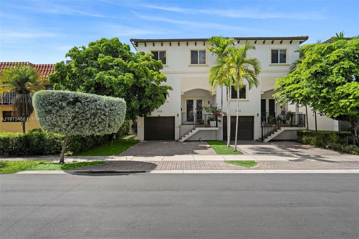 Attached, Exterior, Facade, Mediterranean
