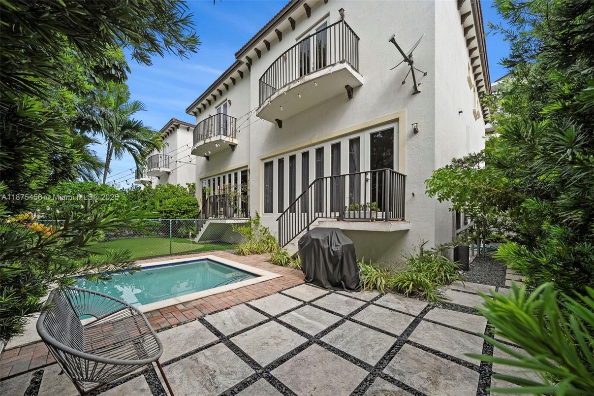 Exterior, Pool