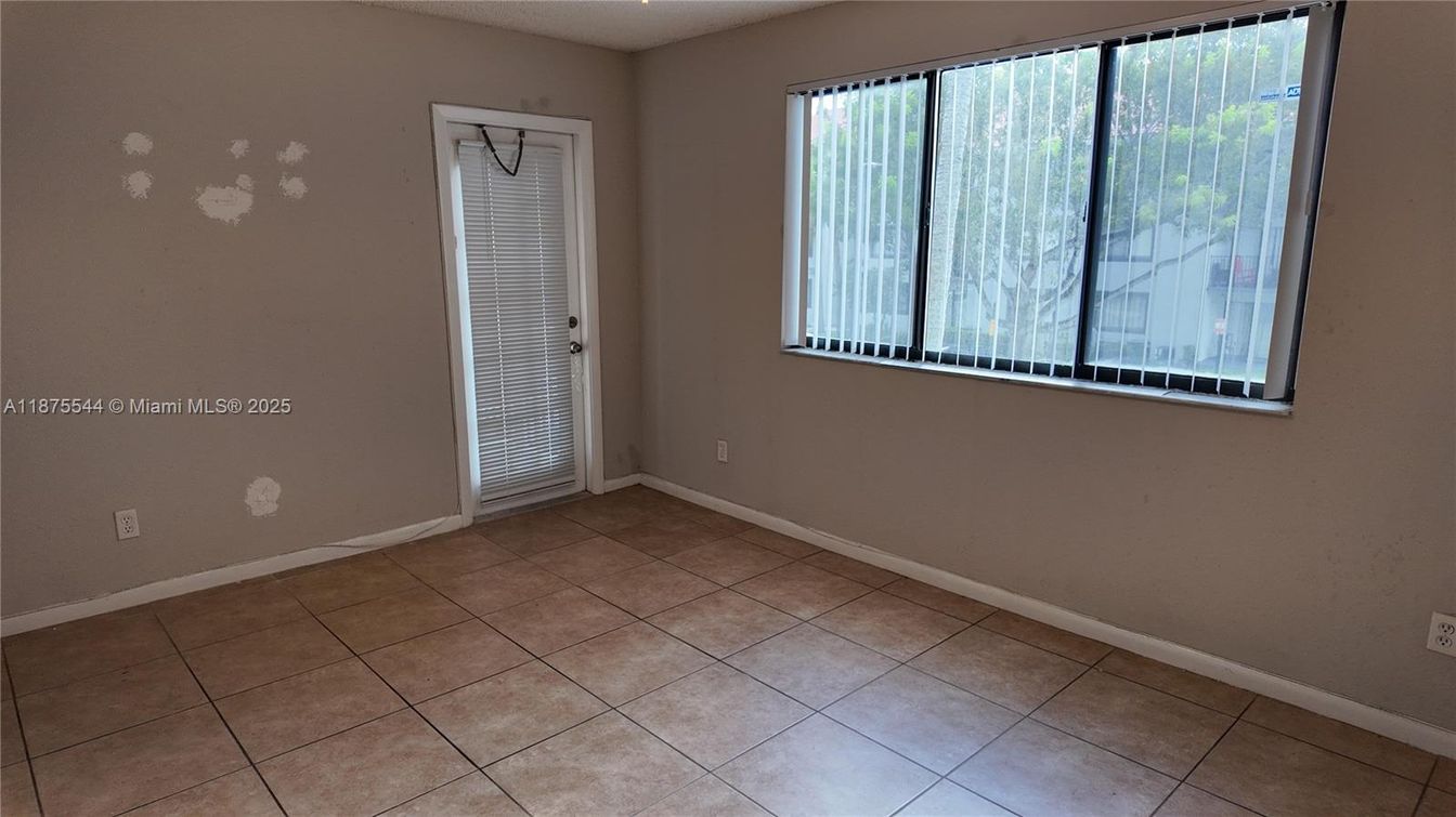 Empty room, Interior