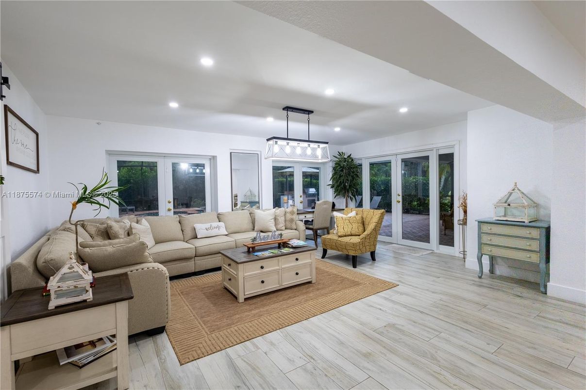 Interior, Living room, Pendant Lights, Recessed Lighting, Wood Texture Flooring