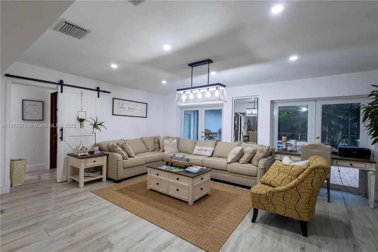 Interior, Living room, Pendant Lights, Recessed Lighting, Wood Texture Flooring