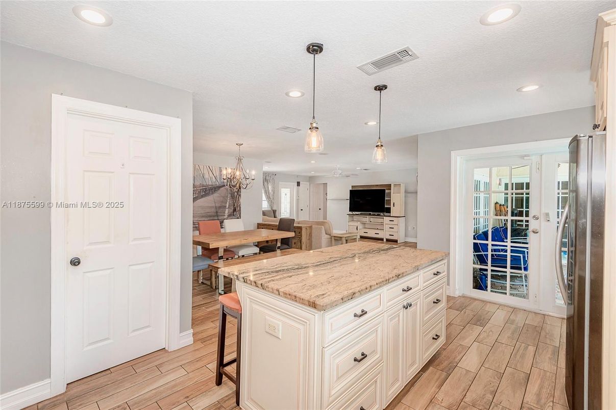 Chandelier, Dining room, Interior, Kitchen, Pendant Lights, Recessed Lighting, Wood Texture Flooring