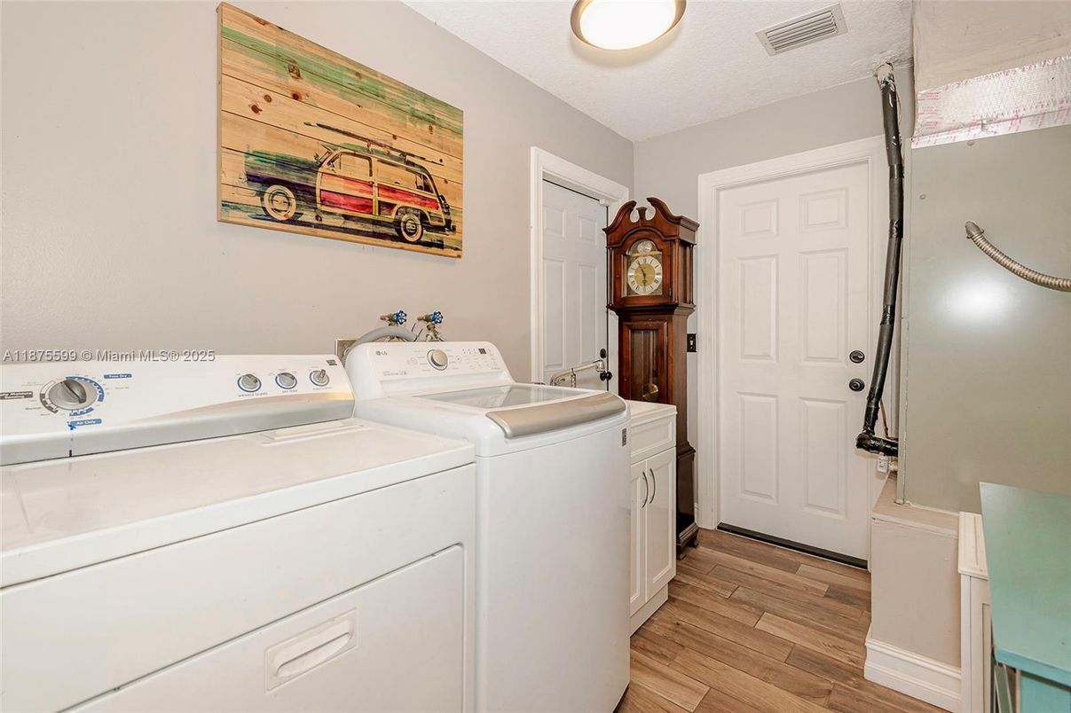 Interior, Utility Closets, Washer, Wood Texture Flooring