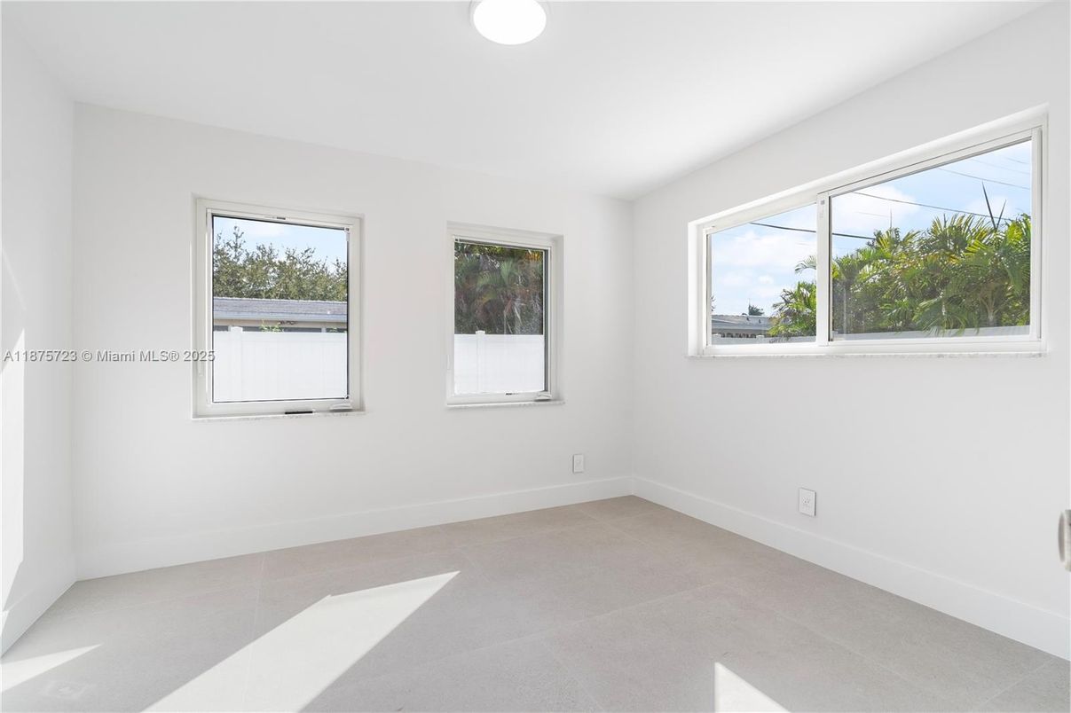 Empty room, Interior