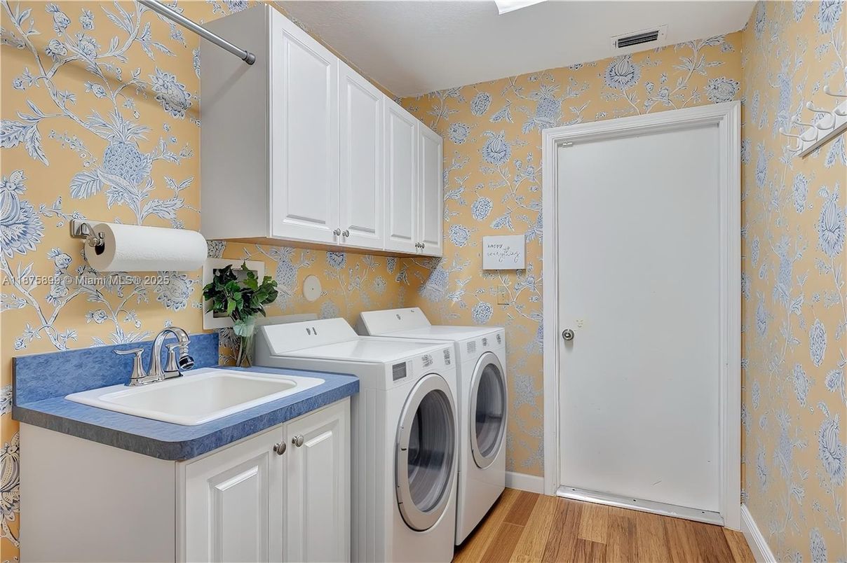 Interior, Washer, Wood Texture Flooring
