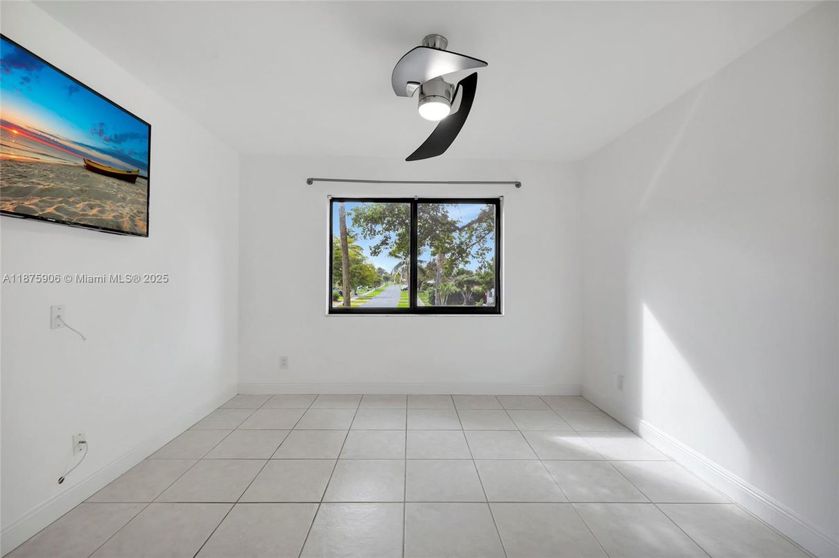 Empty room, Interior