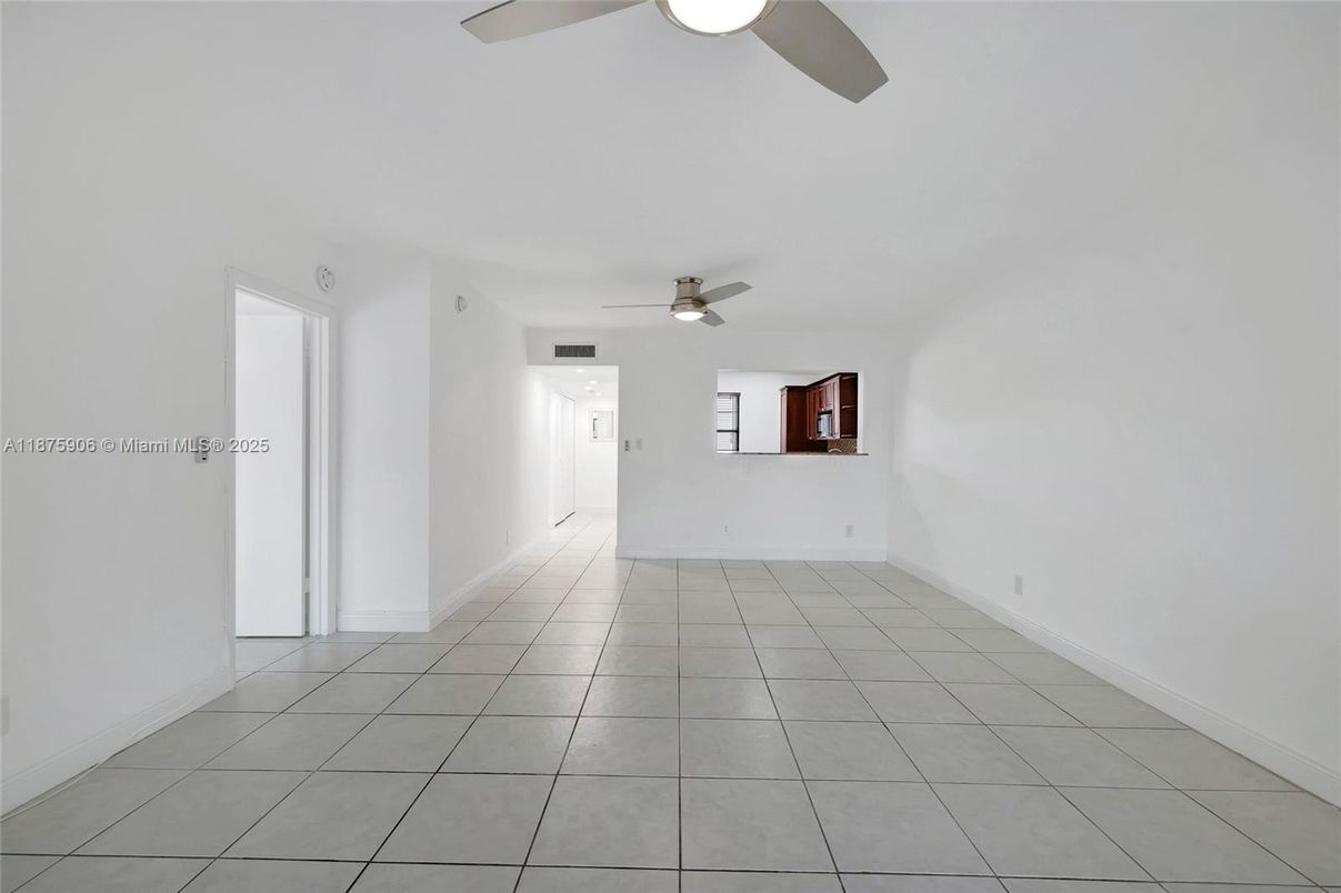Empty room, Interior