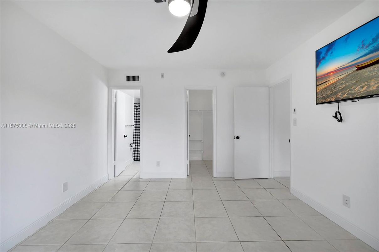 Empty room, Interior