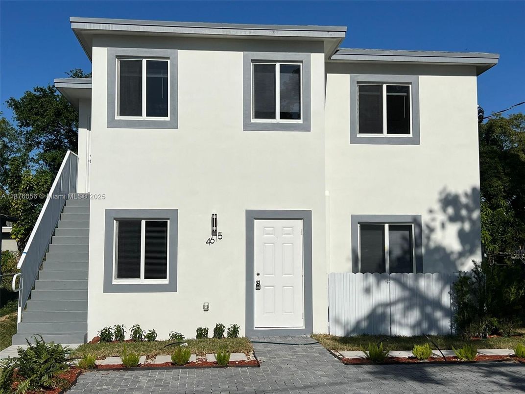 Exterior, Facade, Modern