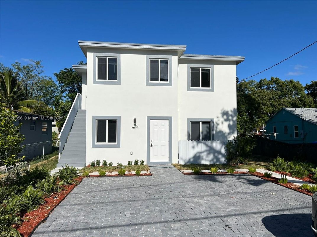Exterior, Facade, Modern
