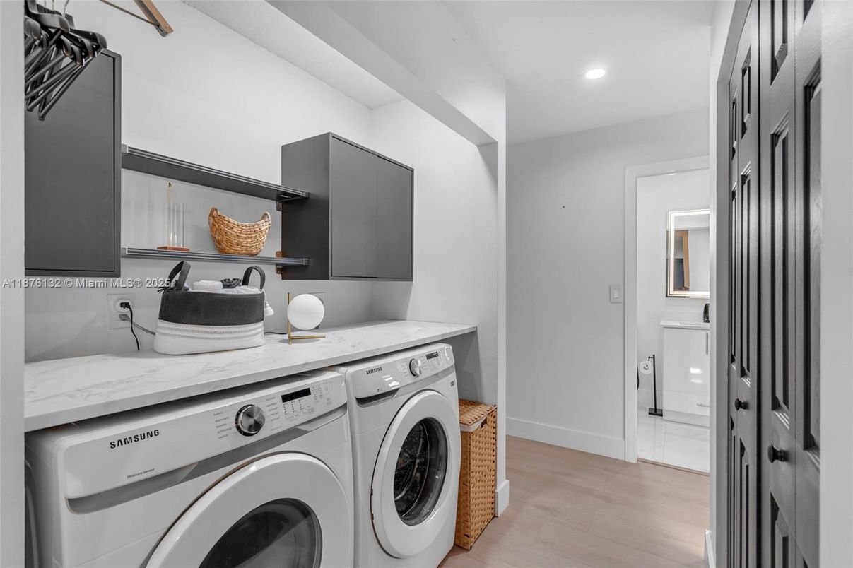 Interior, Recessed Lighting, Washer, Wood Texture Flooring