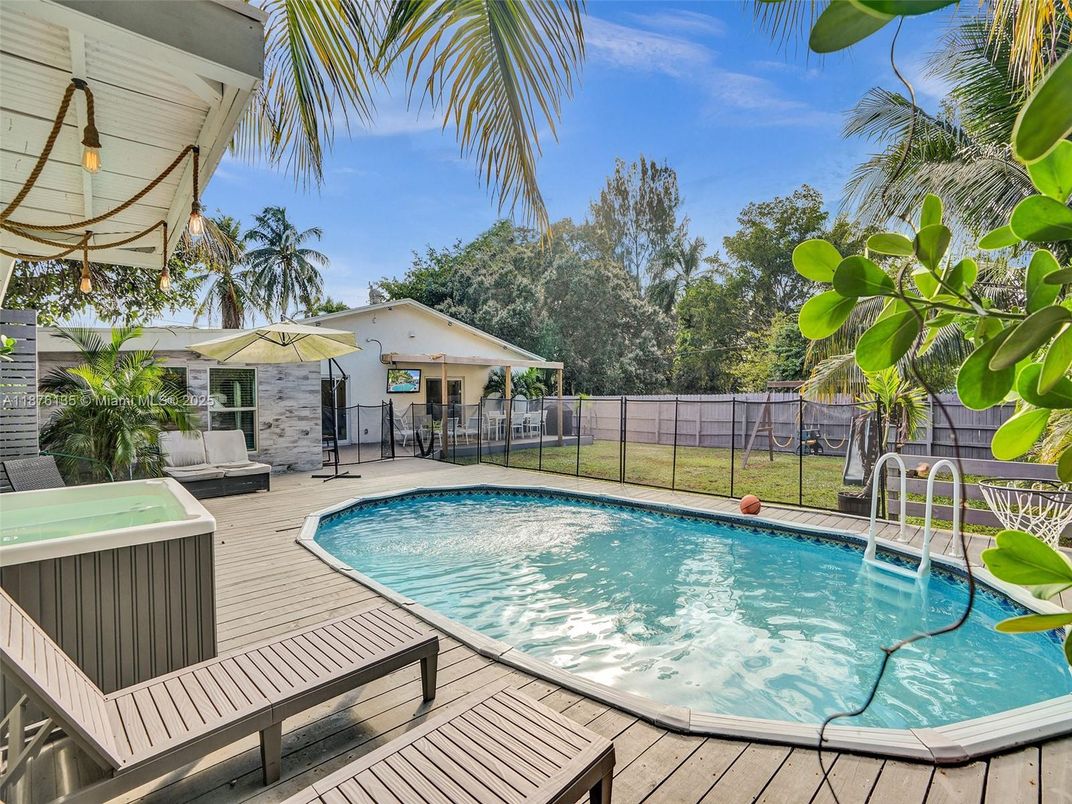 Exterior, Hot Tub, Pool